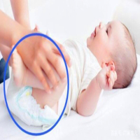 Évitez la mauvaise action de changer les couches du bébé (2)
